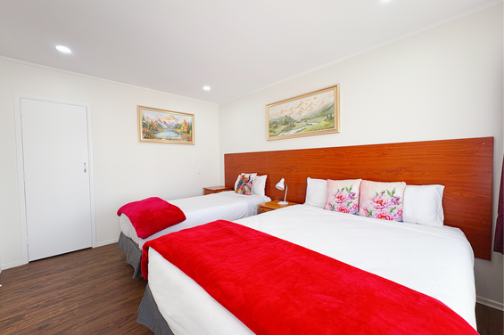 One%20bedroom%20room 1
